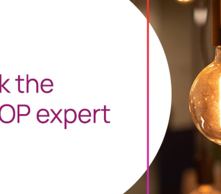 与绩效挂钩的股份奖励在会计报告中有哪些关键的考虑因素?