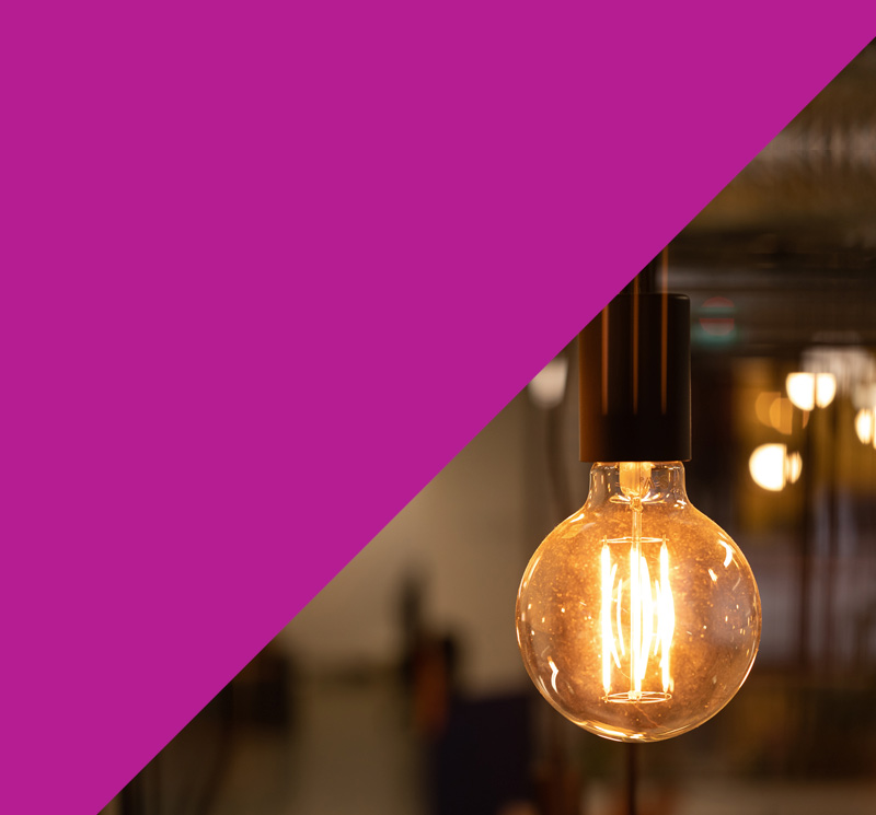 与绩效挂钩的股份奖励在会计报告中有哪些关键的考虑因素？