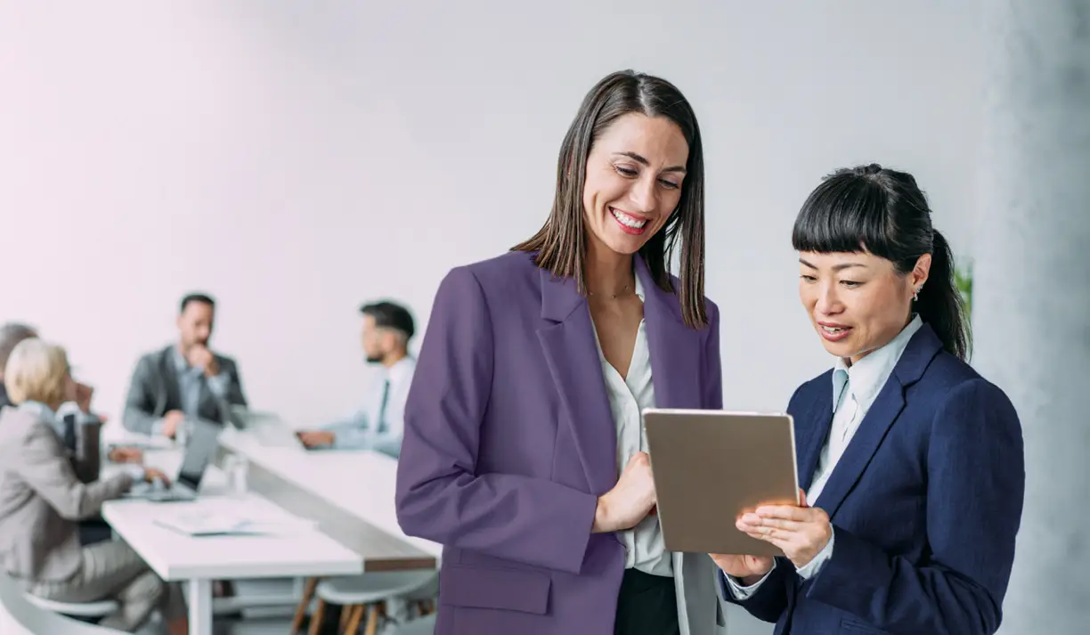 GettyImages-1758688784-Two-Employees-viewing-tablet-1224x713