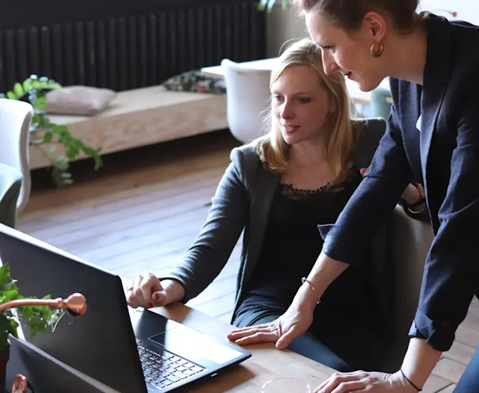 proxy-solicitation-women-laptop