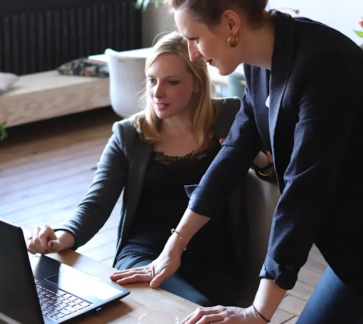 proxy-solicitation-women-laptop