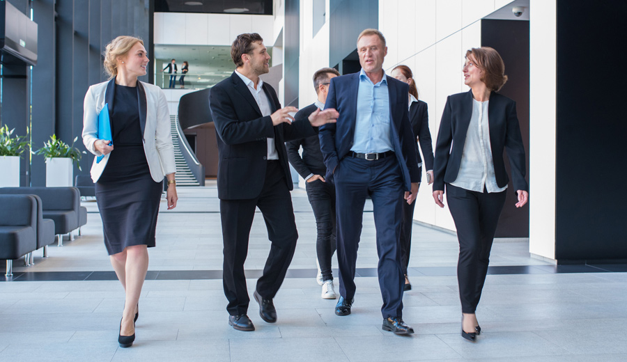 iStock-1057657104-Expert-team-900x520