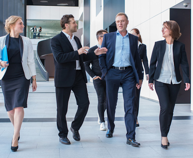 iStock-1057657104-Expert-team-900x520