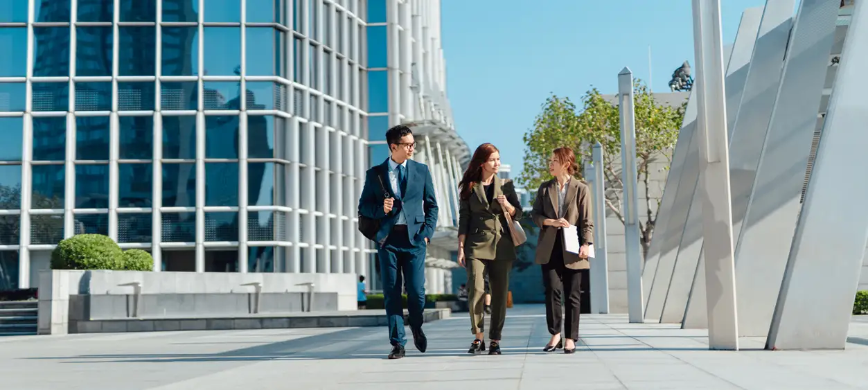 GettyImages-2194276028-Employees-walking-in-Hong-Kong-hk
