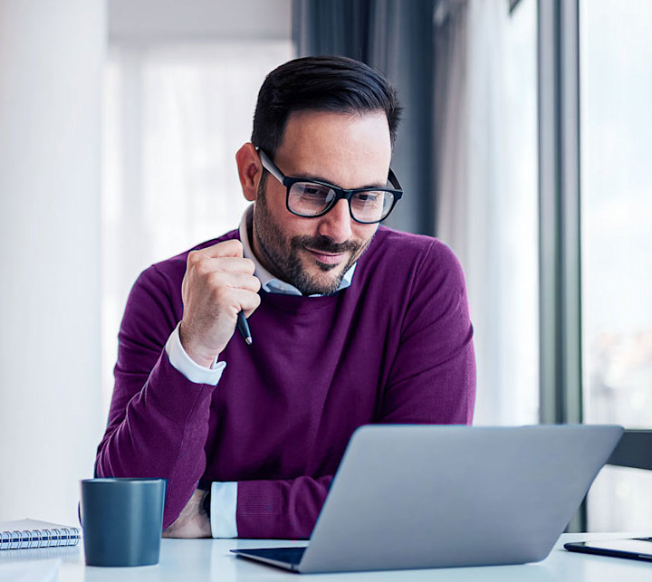 iStock-1465787743-Webheader-Laptop-Working-Male-Glasses-1400x972