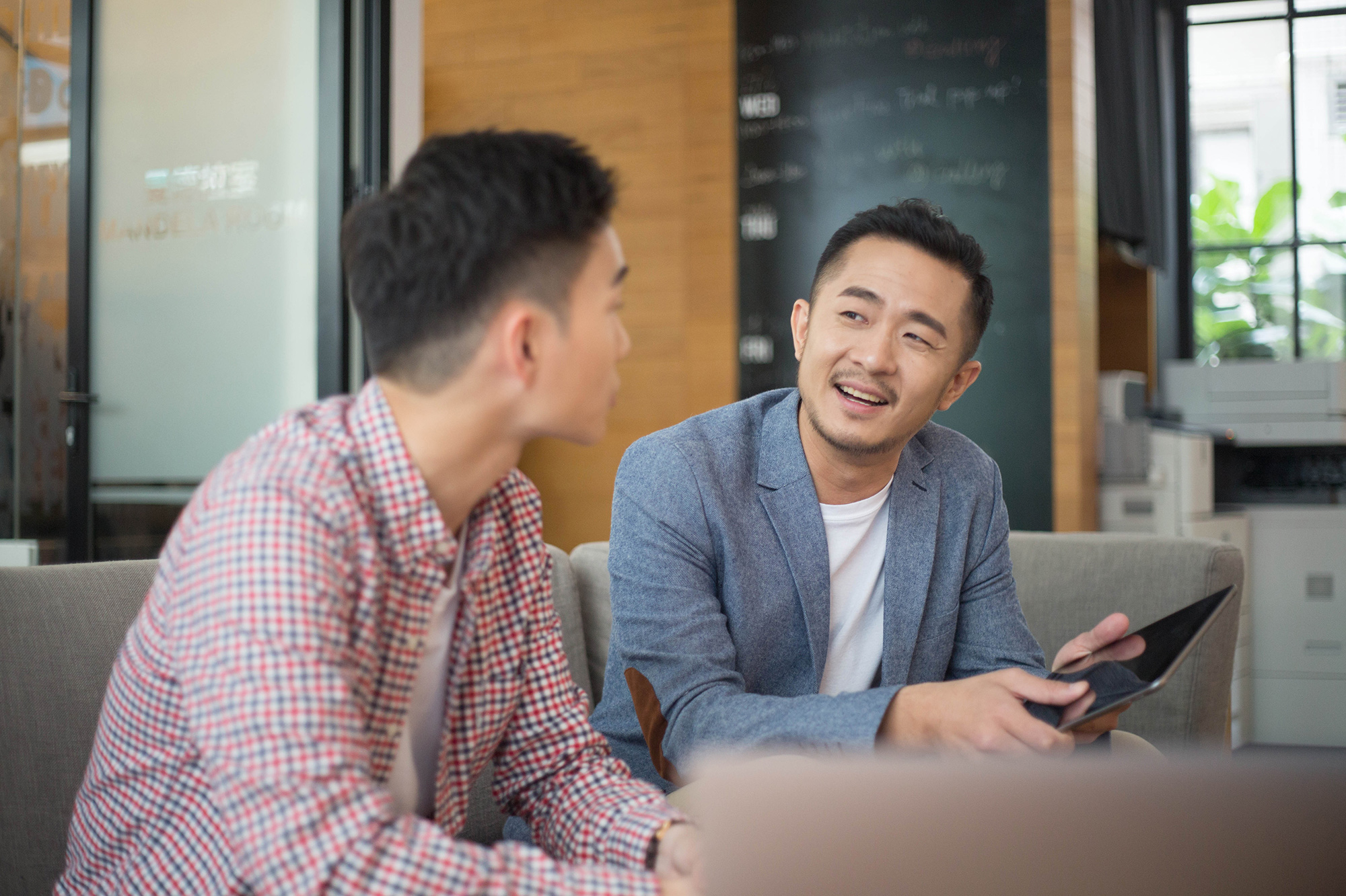 Engaged Employees Discussing
HK