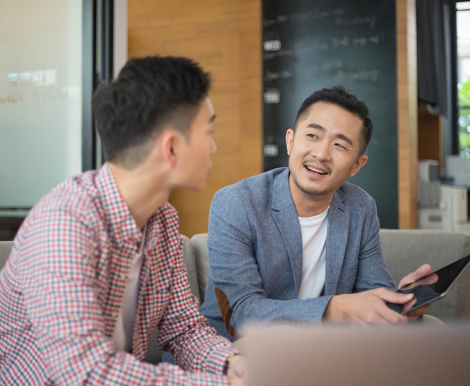 GettyImages-1140531098-Engaged-Employees-Discussing