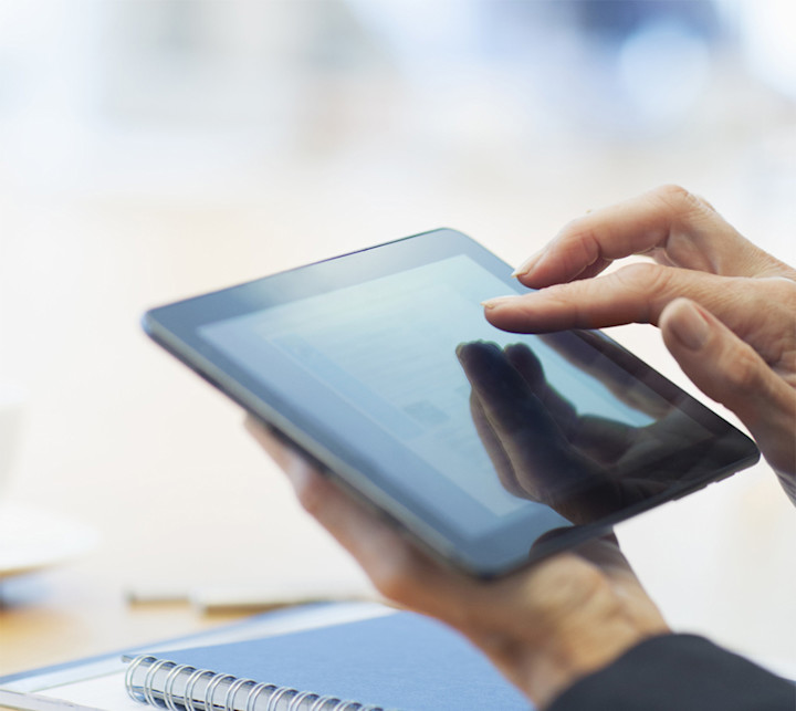 using-board-portal-in-conference-room-square