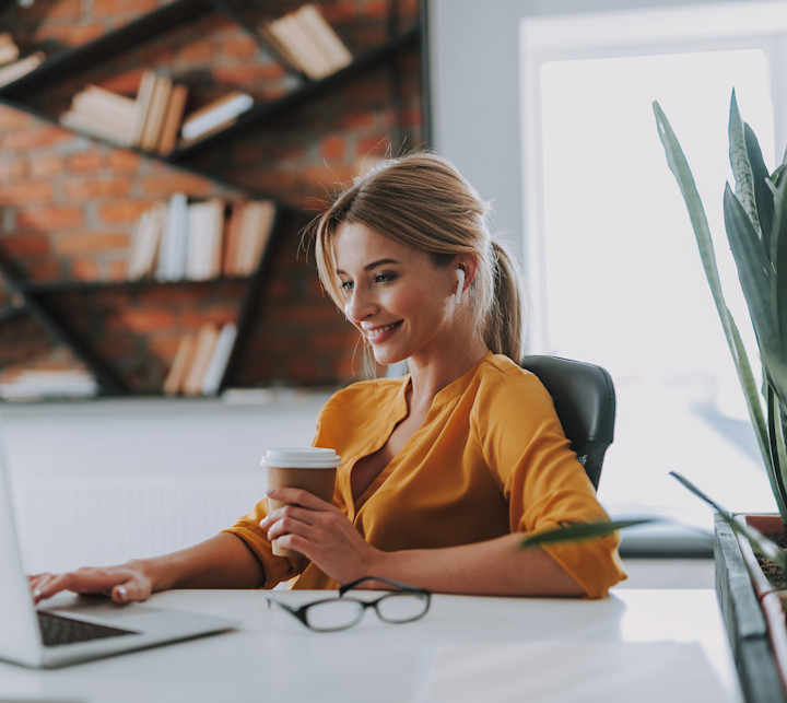 iol_female_smiling_yellow_computer_office